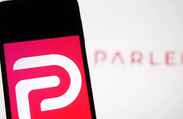 Despidieron al CEO de la red social Parler: cuáles fueron los motivos