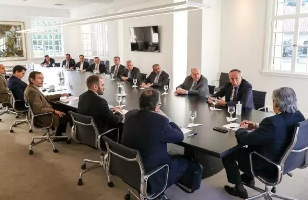 El gobierno busca acuerdo de precios y salarios con gremios y empresarios