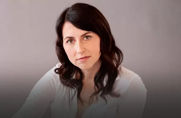 Reincidente: MacKenzie Scott se casó con un profesor quien también donará la mitad de su "fortuna"