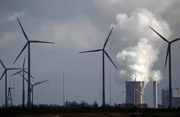 La energía eólica y solar se duplicó en 5 años, pero los países se aferran al carbón