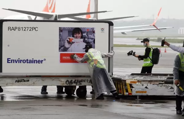 Alertan por la baja efectividad de la vacunas chinas: ¿cuál se aplica en Argentina?