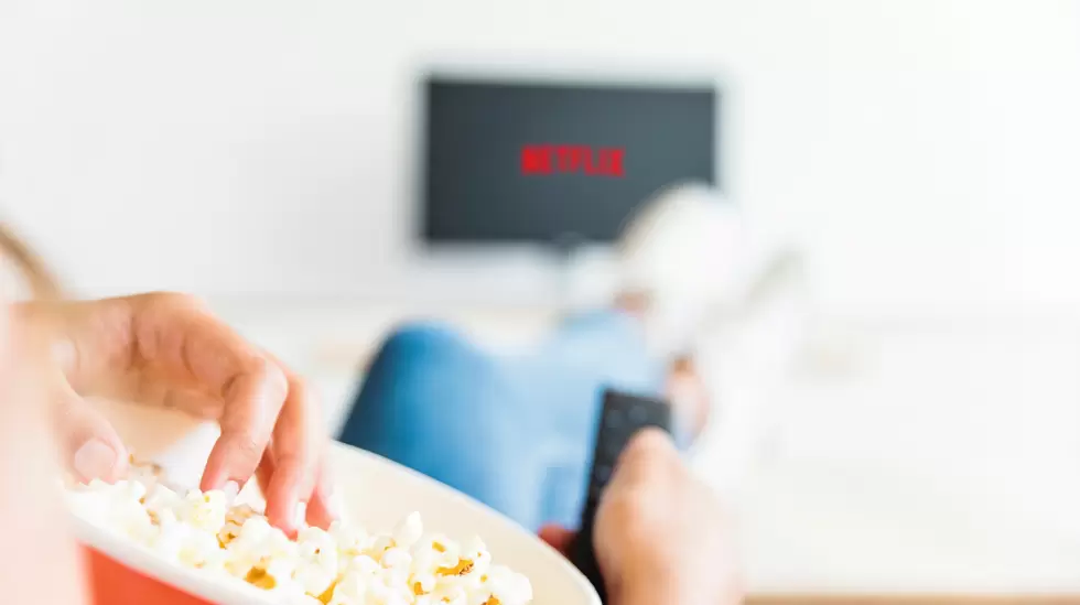 mkp tech crop-woman-eating-popcorn-and-watching-series-in-living-room