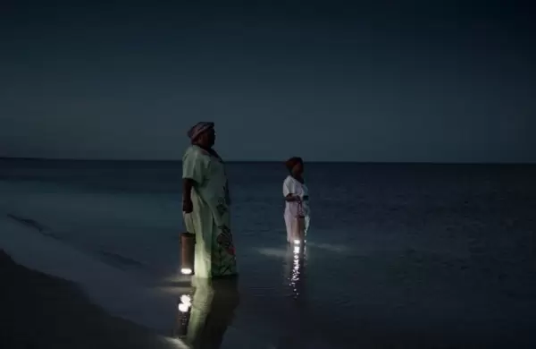 Colombianos crean una linterna que se enciende con agua salada