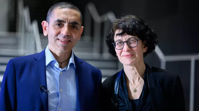 Los cofundadores del multimillonario Biontech Ozlem Tureci y Ugur Sahin