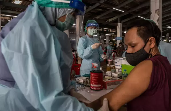 Más fácil de producir y más potente: cómo es la vacuna que podría cambiar la historia de la pandemia