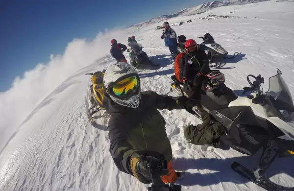 Subir a un volcán en moto de nieve ya es posible