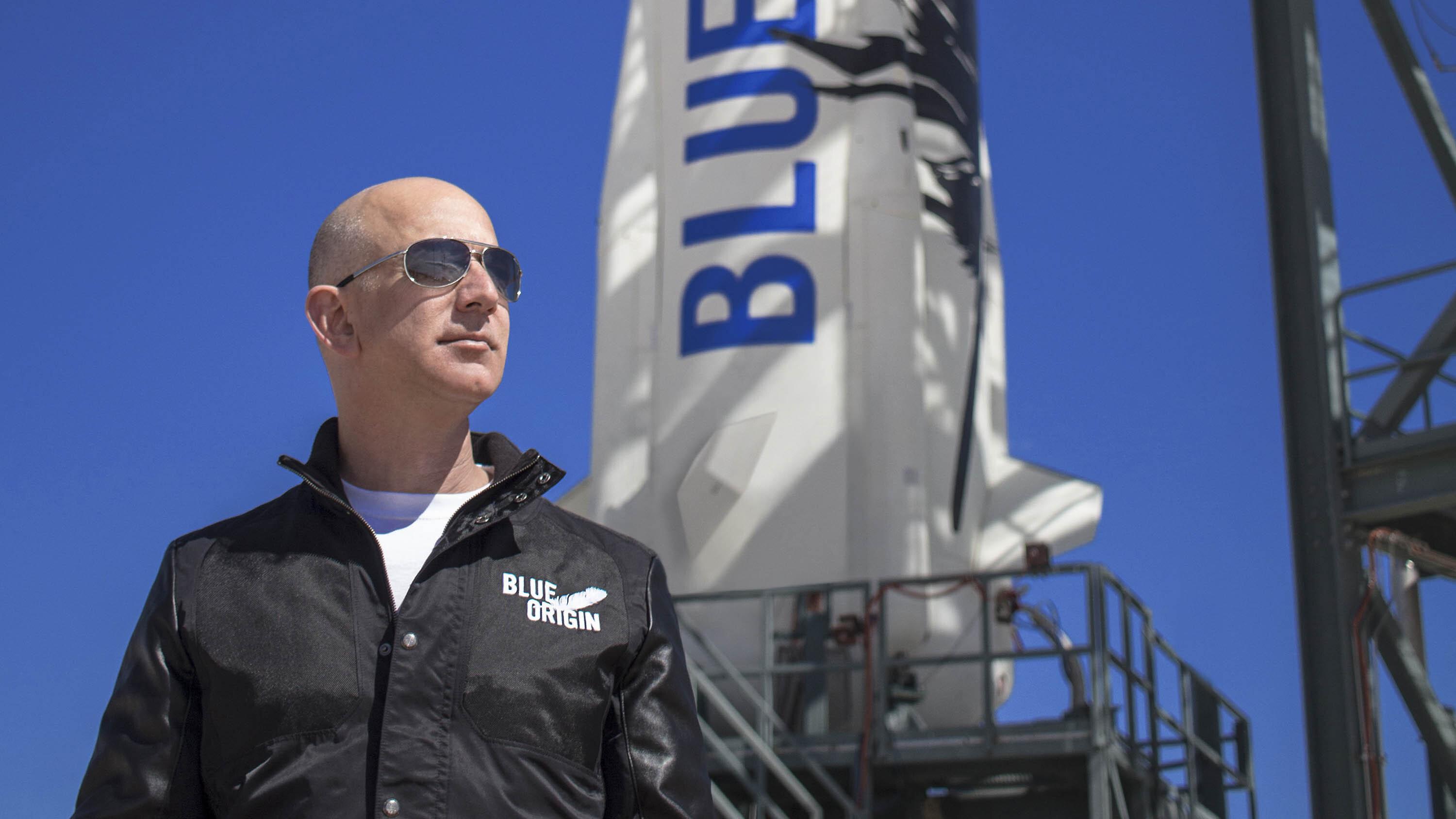 Un joven de 18 años acompañará a Jeff Bezos al espacio este martes ...