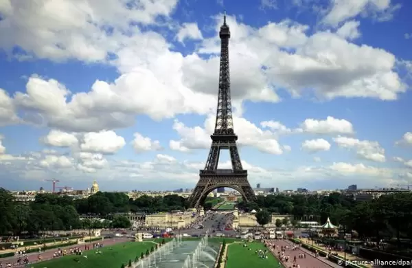 Quién fue el “rey de los estafadores” que vendió dos veces la Torre Eiffel y engañó a Al Capone
