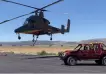 Más show que test: tiran a una Hilux desde un helicóptero para medir su "durabilidad"