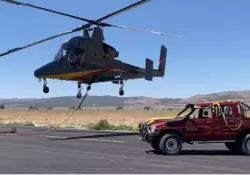 Ms show que test: tiran a una Hilux desde un helicptero para medir su "durabilidad"