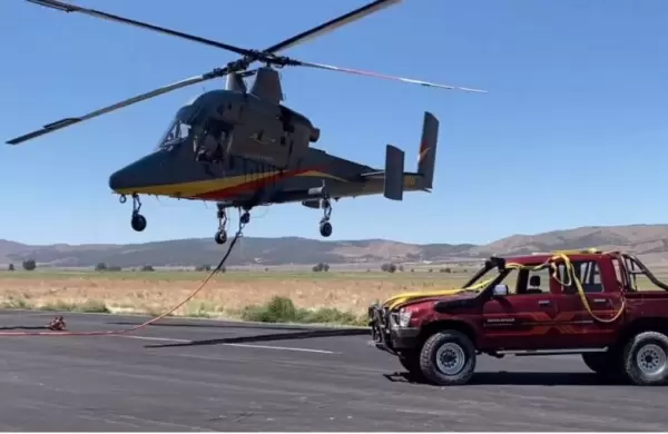 Más show que test: tiran a una Hilux desde un helicóptero para medir su "durabilidad"