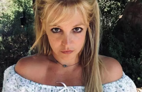 Una Britney Spears descarnada aleg contra su padre