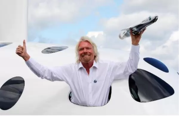 Sir Richard Branson le saca ventaja a Jeff Bezos en la carrera hacia el espacio