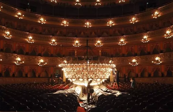 Video: As limpian la "monstruosa" araa del Teatro Coln