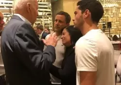 Joe Biden consol a los padres de una argentina 
desaparecida en la tragedia de Miami