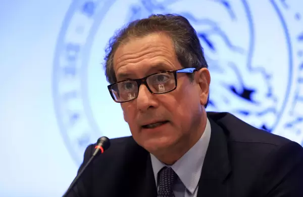 Miguel Pesce promete que el Banco Central defenderá el precio de los títulos en el mercado y habló de dolarización