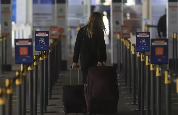 Aeronáuticos realizarán paros y el Gobierno extenderá el cupo de 600 para ingresar al país