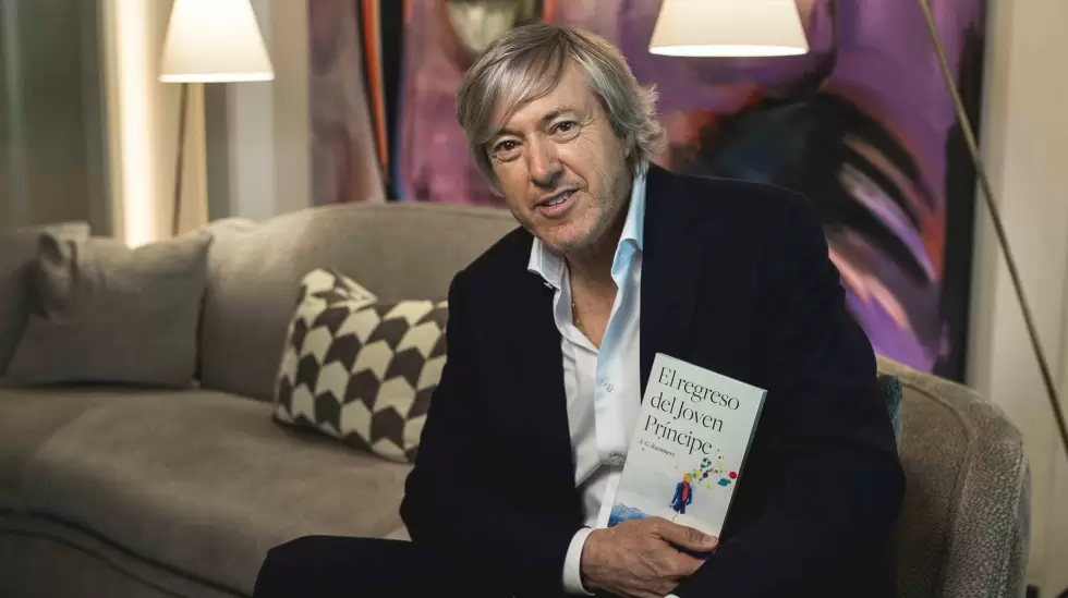 Alejandro Roemmers con uno de sus libros