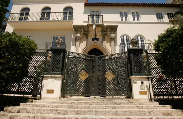 Encuentran a dos hombres muertos en la mansión en la que asesinaron a Gianni Versace
