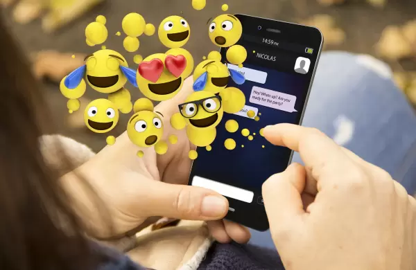 Cómo el uso generacional de emojis genera confusión en la comunicación laboral