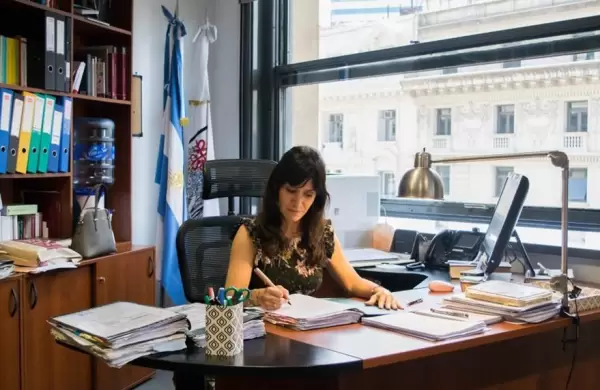 Ordenan a una empresa que deje de hostigar a una deudora