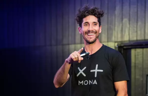Es argentino, trabajó para Steve Jobs, emprendió en Australia y opera en tres continentes