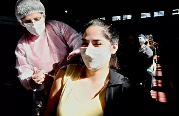 Aunque niegan que haya circulación comunitaria, qué se sabe de la supercontagiadora variante Delta