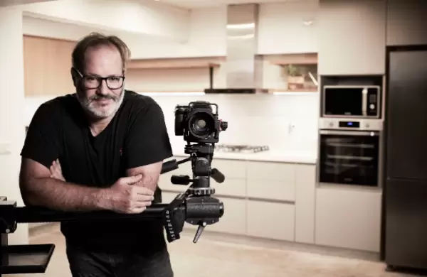 Empezó sacando fotos en eventos sociales y hoy es el elegido por las grandes marcas