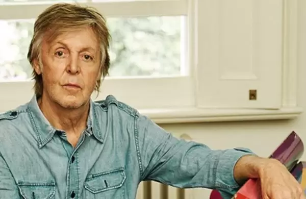 A los 79 años, Paul McCartney vuelve liderar las ventas (con un poco de ayuda de nuevos amigos)