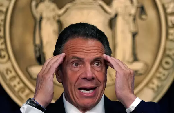 Tras las denuncias de acoso sexual, renunció Cuomo, el gobernador de Nueva York