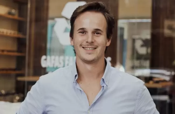 Fabrica anteojos con desechos plásticos y ya exporta a cinco países