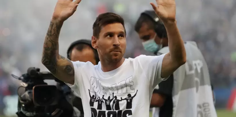 Messi saluda a los hinchas del PSG