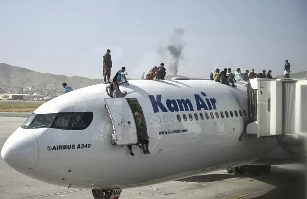 Videos: huida y muerte en el aeropuerto de Kabul tras la toma del poder talibn en Afganistn