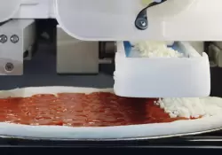 Presentan un robot capaz de hacer 100 pizzas por hora