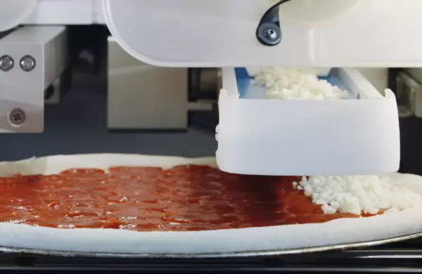 Presentan un robot capaz de hacer 100 pizzas por hora