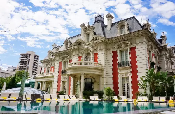 Bill Gates apuesta fuerte y toma el control de una cadena hotelera