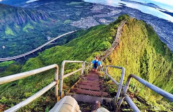 Adis a la "Escalera al cielo" de Honolulu, la que era el paraso de los instagramers