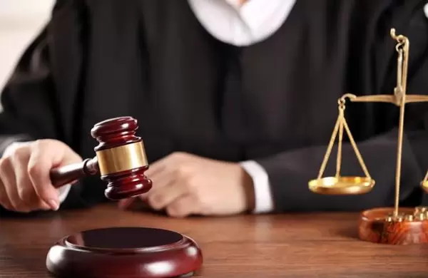 Jueces debern usar "toga negra y martillo", segn el nuevo paquete de leyes del gobierno