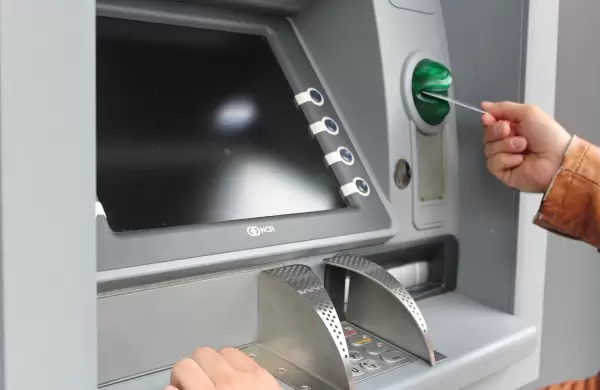 Invertir en el exterior y cobrar en dólares: cómo es el negocio de cajeros automáticos no bancarios