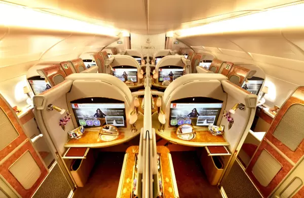 Cómo es viajar en la clase ejecutiva de las mejores aerolíneas del mundo