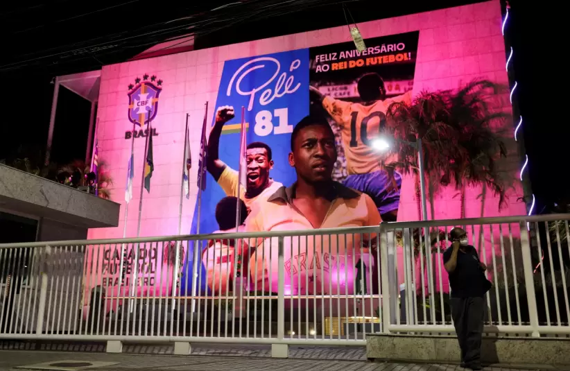 Una pancarta celebra el 81º cumpleaños de Pelé en la sede de la CBF (Confederación Brasileña de Fútbol), en Río de Janeiro. REUTERS/Ricardo Moraes