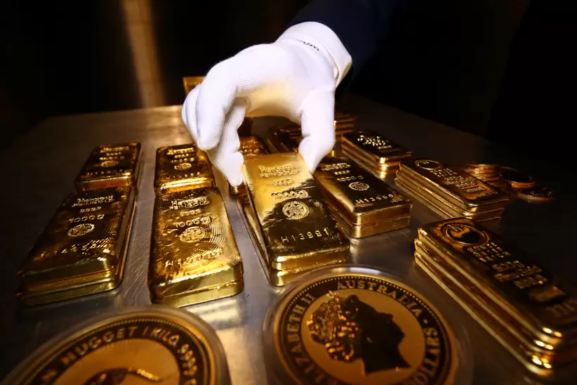 Imagen de archivo de lingotes y monedas de oro en la firma Pro Aurum de Múnich, Alemania. REUTERS/Michael Dalder