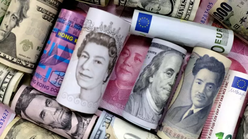 Imagen de archivo de billetes de euro, dólar hongkonés, dólar, yen, libra y yuan