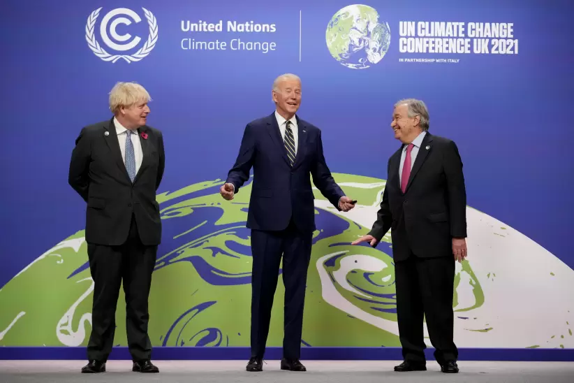 El primer ministro británico, Boris Johnson, y el secretario general de las Naciones Unidas, Antonio Guterres, saludan a Biden.