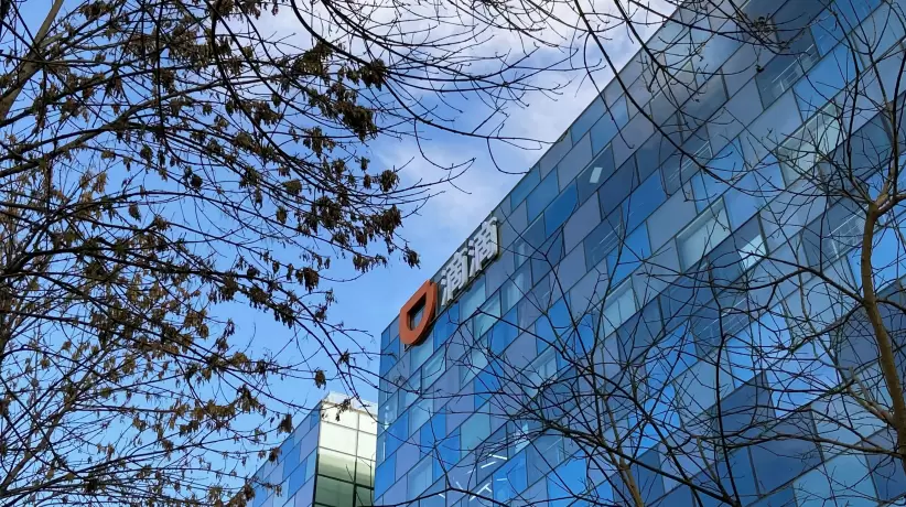 El logotipo de Didi en la fachada de la sede de la empresa en Pekín, China, 9 de