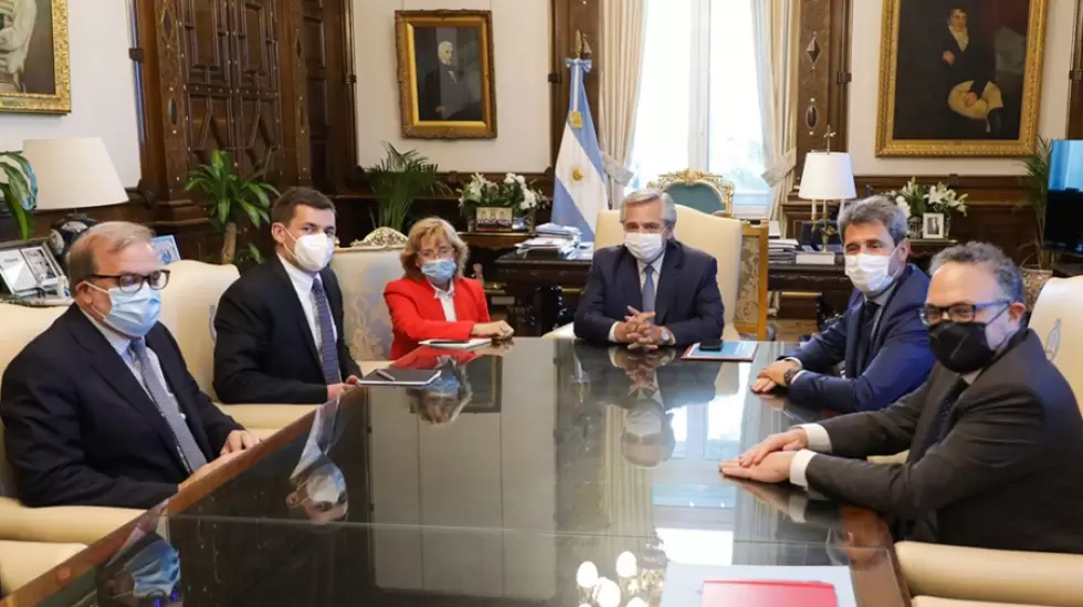 La firma del contrato la hicieron directivos de la minera y el presidente Albert