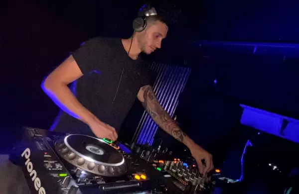 Qu es y cmo reconocer el tinnitus, la afeccin frecuente entre los DJ