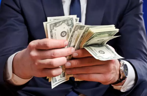 Cómo invertir los dólares "del colchón" para no perder poder adquisitivo