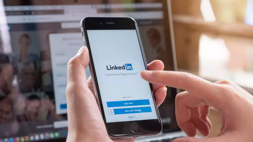 Linkedin te permite conectar con posibles empresas, antiguos colegas y antiguos alumnos de tu universidad.