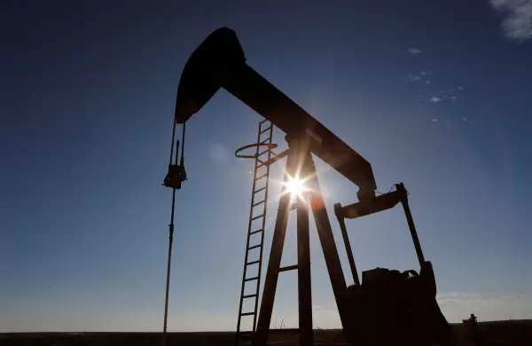 Aunque sube el precio del petróleo, la preocupación por la demanda limita el alza